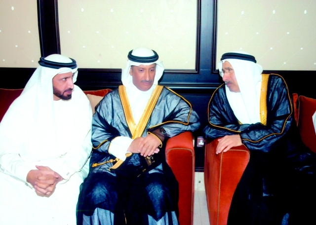 "والد العريس يتوسط سلطان ناصر السويدي ومحمد الشيباني"
