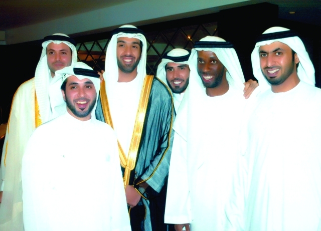 "العريس يتوسط زملاءه"
