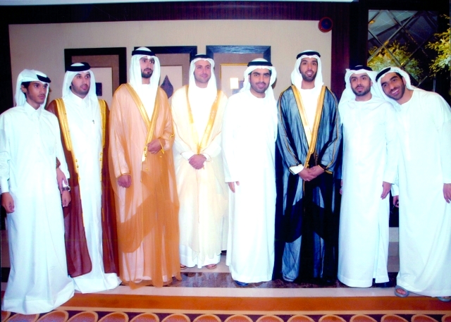 "العريس يتوسط إخوته وأولاد عمومته وأعمامه وأقاربه"