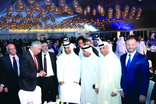 "جمعة بن مكتوم مع عدد من الضيوف"