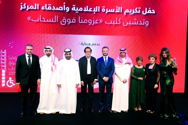"جمعة بن مكتوم يتوسط عدداً من المكرمين"