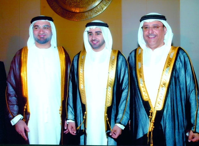 "العريس يتوسط والده ووالد العروس"