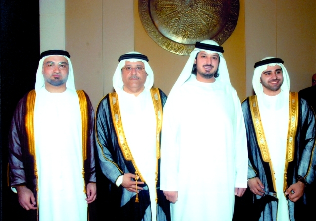 "خالد بن منصور آل ثاني يتوسط العريس ووالده ووالد العروس"