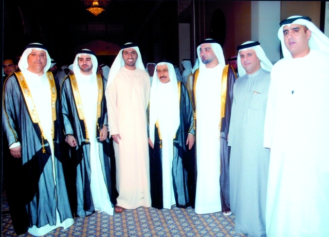 "راشد بن حميد يتوسط عصام الحميدان ومصطفى كلداري وعبيد الزرعوني ووالد العروس ومحمد الزرعوني والعريس ووالده"