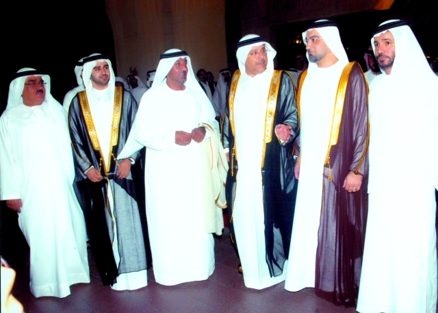 "أحمد بن سعيد يتوسط إلياس كلداري والعريس ووالد العروس وعقيل فلكناز"