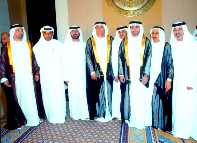 "جمال الشعفار ومحمد الزرعوني والعريس وعبدالله الحباي ووالد العريس وقاسم المرشدي ومحمد الموسى ووالد العروس"