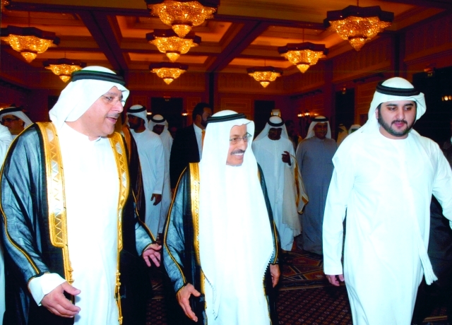 "مكتوم بن محمد وفي استقباله عبدالرحيم الزرعوني وإلياس كلداري"
