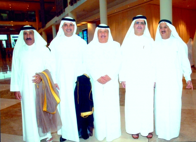 "بطي بن سهيل آل مكتوم يتوسط أحمد لطفي وسعيد الطاير وعبد الله المانع وعلي الشعفار"