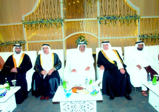 "حمدان بن راشد يتوسط علي بن عبد الله وسعيد الرقباني والعريس ووالده"