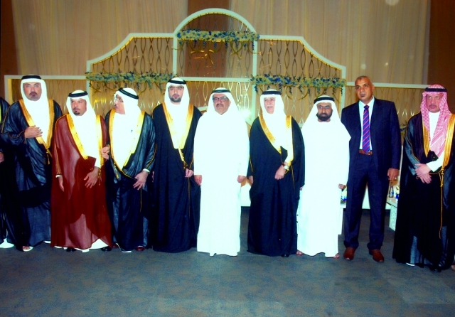 "حمدان بن راشد يتوسط العريس ووالده والقنصل السعودي وعلي عبد الله آل خليفة وسعيد الرقباني وجاسم العلوي وحسني البريري"