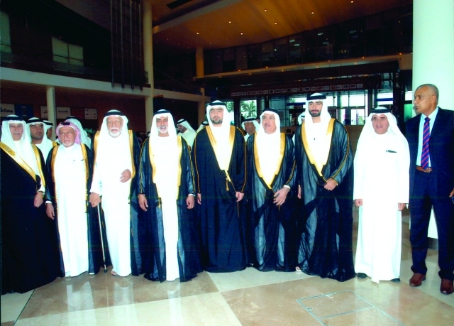 "نهيان بن مبارك يتوسط علي بن عبد الله وعبد الله أمين ومحمد إبراهيم عبيد الله وسليمان الجاسم وحسني البريري والعريس ووالده وشقيقه"