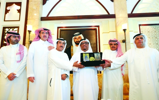 "ضاحي خلفان ومطر الطاير وفهد المشيقح خلال التكريم تصوير- ناصر المنصوري"