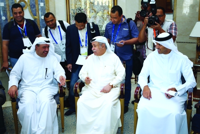"عيسى بن راشد يتوسط الفهد «يسار» وعلي آل خليفة تصوير: سالم خميس"