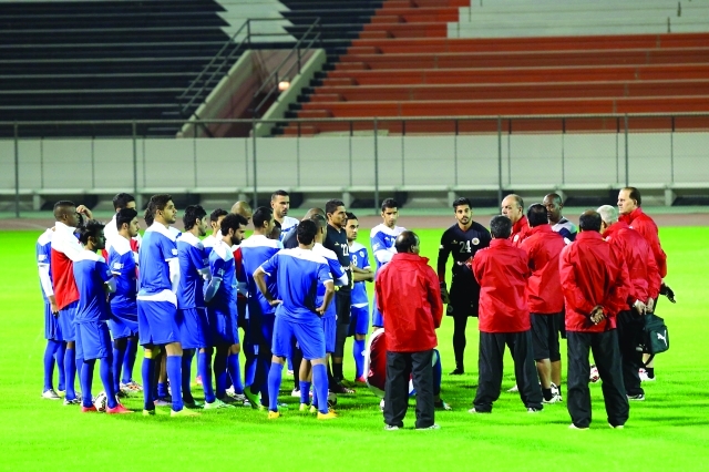 "المنتخب البحريني يتدرب على ملعب الشباب"