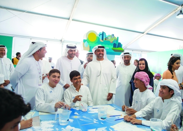 "حامد بن زايد مع المشاركين في المهرجان"