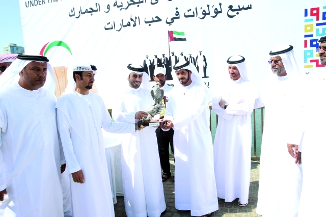 "تقديم درع دائرة الموانئ إلى أعضاء جمعية «كلنا الإمارات»"