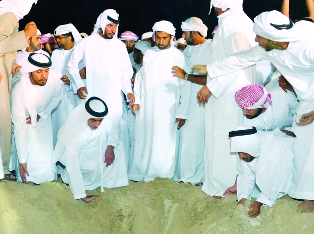 "سيف بن زايد يواري الفقيدين"