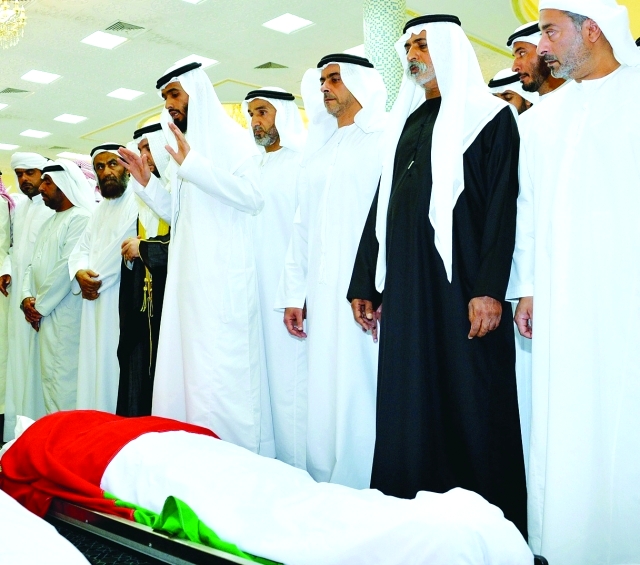 "سيف بن زايد ونهيان بن مبارك وعدد من المواطنين يؤدون صلاة الجنازة\t\tوام"