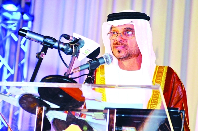 "حسن الحوسني متحدثا خلال الندوة"