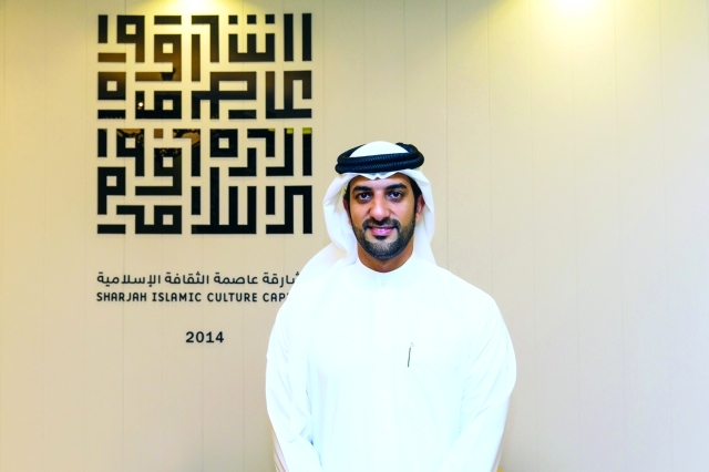 "سلطان بن أحمد القاسمي يقف أمام شعار «الشارقة عاصمة للثقافة الإسلامية»"