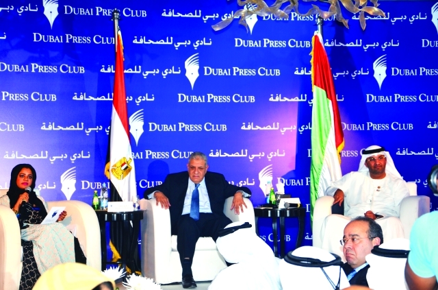 "2-محلب يتوسط سلطان الجابر ومنى أبوسمرة في اللقاء الإعلامي البيان"