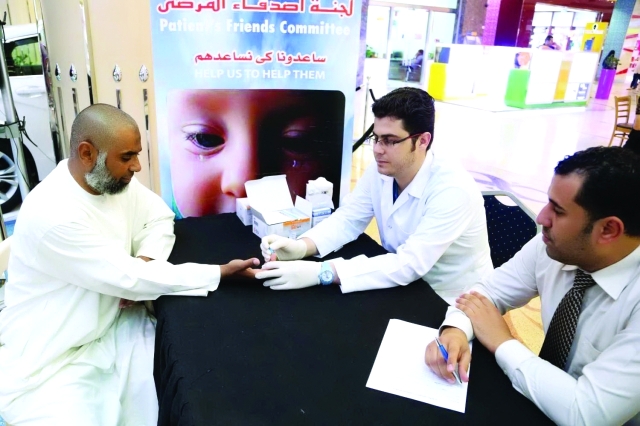 "لجنة اصدقاء المرضى يدشنون حملة كشف عن الكبد الوبائى سى فى الميغامول بالشارقة\t تصوير ــ خالد نوفل"