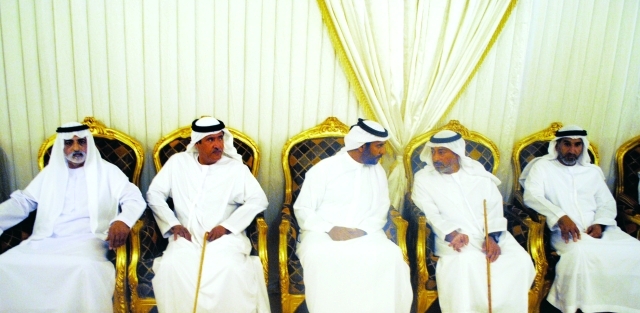 "سلطان بن حمدان آل نهيان ونهيان بن مبارك خلال تقديم العزاء"
