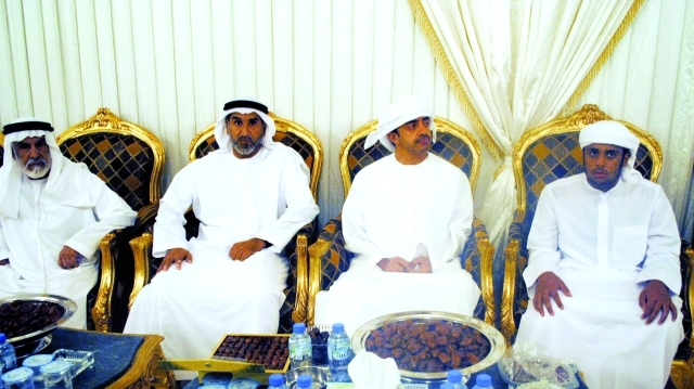 "عبدالله بن زايد خلال تقديمه العزاء إلى فارس خلف المزروعي"
