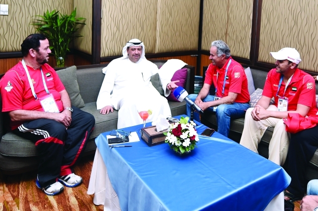 "أحمد الفهد يستقبل وفد الإمارات"