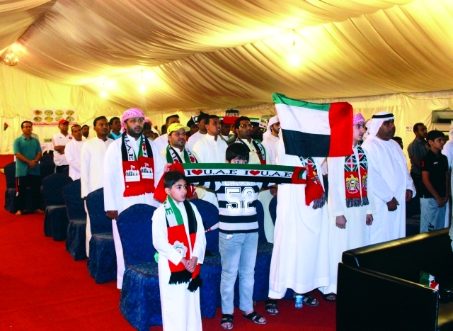 "الجمهور أثناء عزف السلام الوطني لدولة الإماراتالبيان"