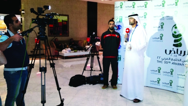 "الزميل منذر المزكي خلال أداء دوره الإعلامي"