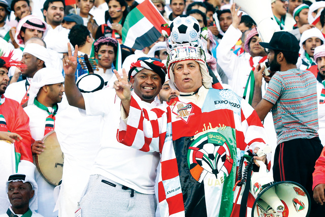 "المشجعون الإماراتيون فى مباراة الامارات وعمان"