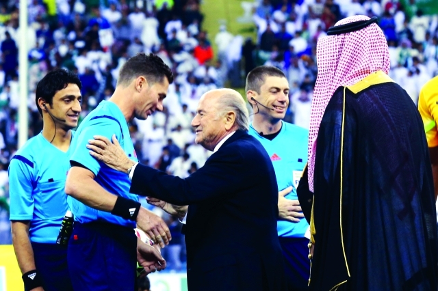 "بلاتر مع الحكم الاسترالي بنيامين في مباراة الافتتاح"