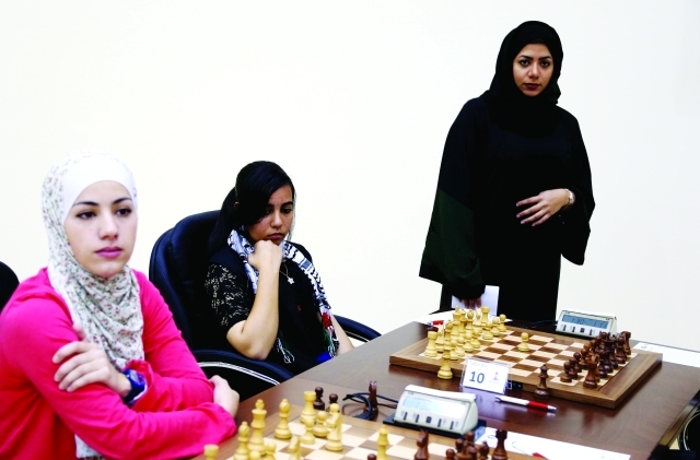 "هبة علي من فريق التحكيم تشرف على طاولات السيدات"