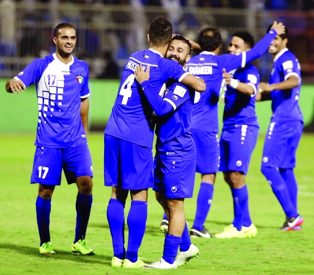 "فرحة لاعبي الكويت بهدف العنزي"