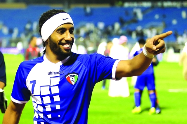 "العنزي يحتفل بهدفه في مرمى العراق"