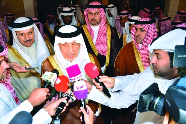 "خالد الفيصل يتحدث إلى الإعلام بعد تكريمه"