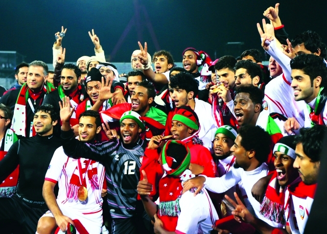 "منتخبنا يرفع شعار النصر سعيداً بإنجاز خليجي21 في المنامةالبيان"