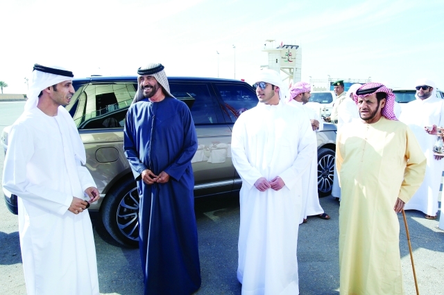 "مكتوم بن حمدان خلال حضوره السباق"