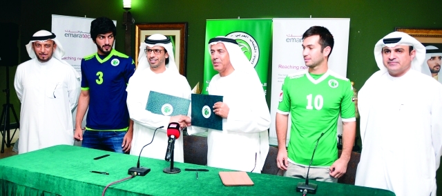 "القمزي والمري يشهدان توقيع اتفاق الشراكة"