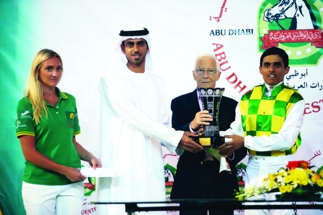 "ليستر بيجوت يسلم ماجد الجهوري وسعيد المزروعي كأس فوز »ساطع«"