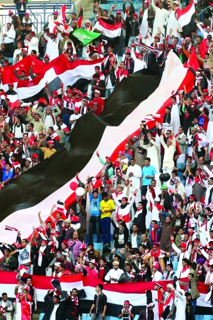 "الجماهير اليمنية قبل الدخول لمباراة اليمن وقطر"
