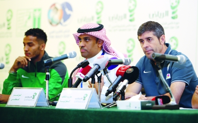 "لوبيز كارو مدرب المنتخب السعودي خلال المؤتمر الصحافي"