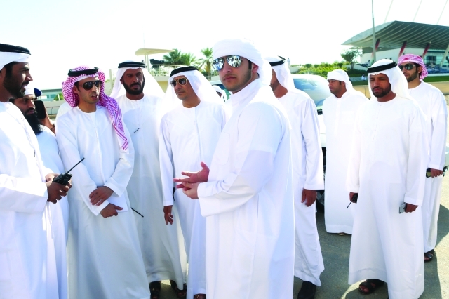 "مكتوم بن حمدان يتابع السباق"