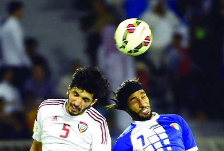 "محمد أحمد في صراع على الكرة مع العنزي"