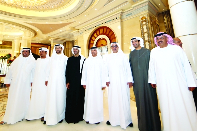 "السركال يتوسط  وفد الإمارات في المؤتمر"