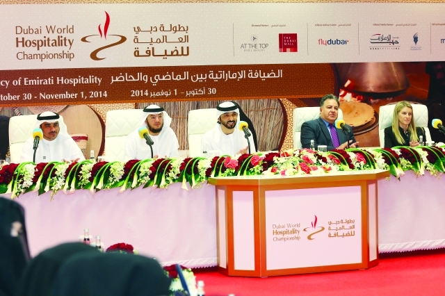 "بن حارب يتوسط أحمد شريف والفلاسي خلال المؤتمر الصحافي\t\tتصوير : موهان"