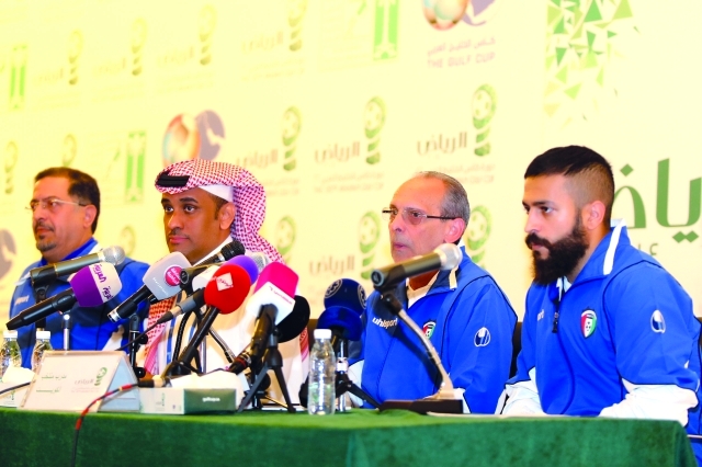 "فييرا يتحدث في المؤتمر الصحافي للمباراة البيان"