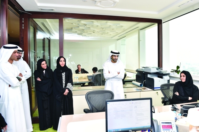 "ولي عهد دبي يطلع على سير العمل في المشاريع القائمة"