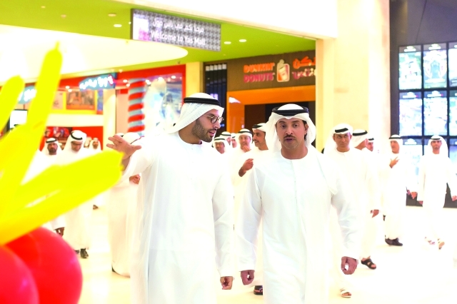 "هزاع بن زايد يستمع إلى شرح من محمد المبارك"